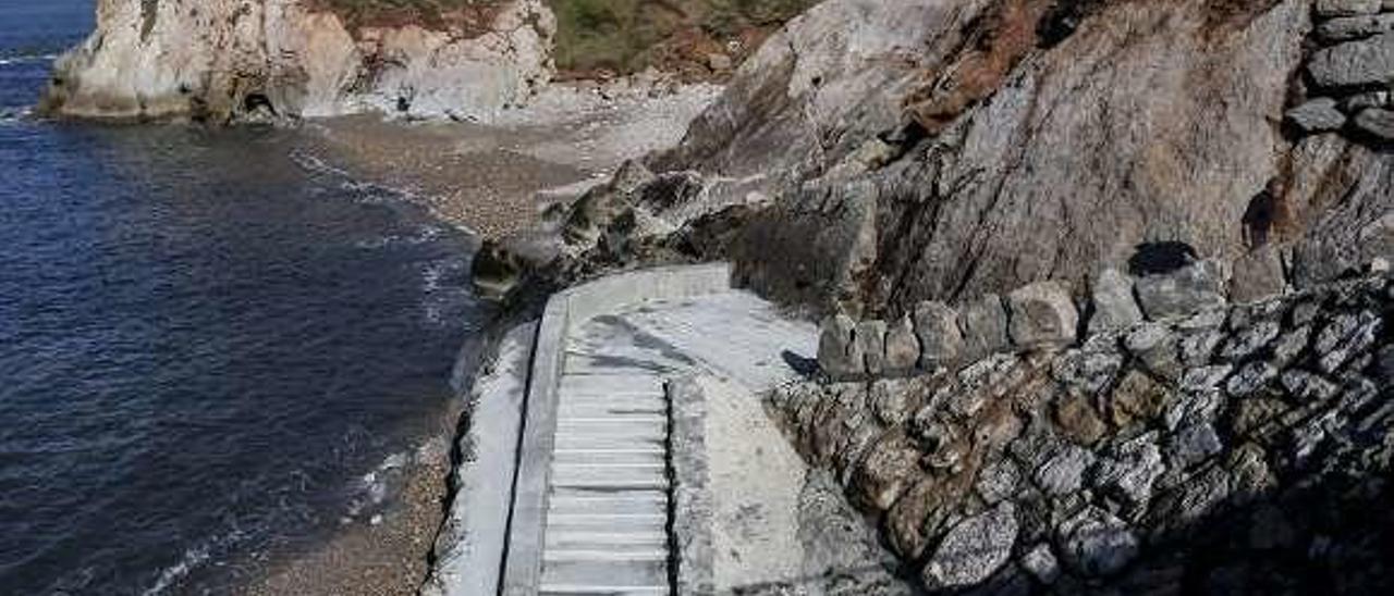 Nueva escalera de acceso a la playa del Cuerno.