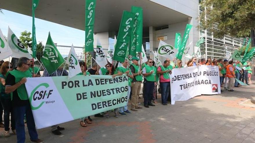 Imagen de la protesta que efectuaron ayer los afectados a las puertas de la Jefatura Provincial de Tráfico. La organización convocante fue el sindicato CSIF.