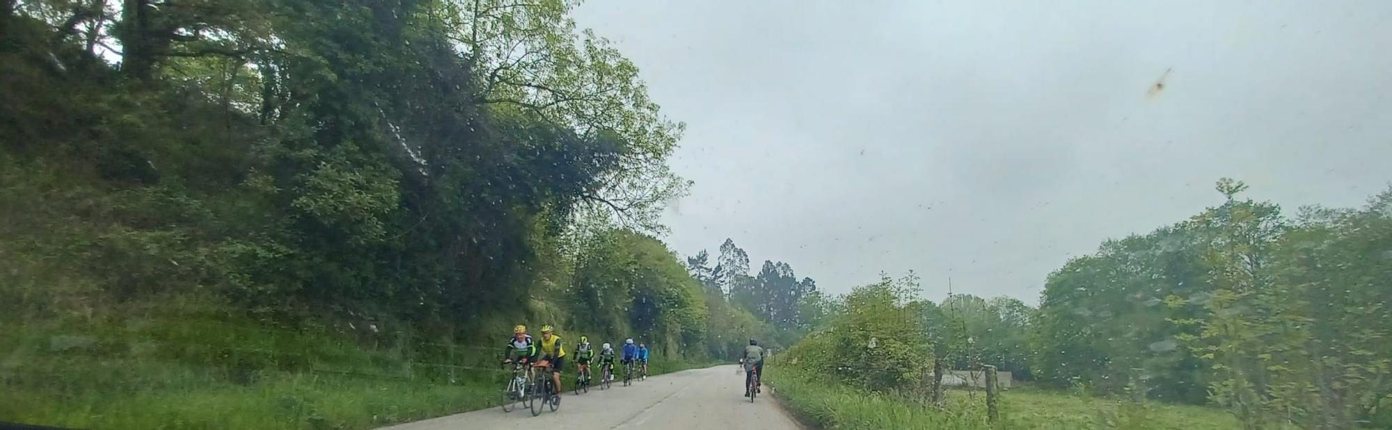 La "otra Vuelta" recorre Siero: lleno total de ciclistas en la carretera Carbonera a su paso por el municipio