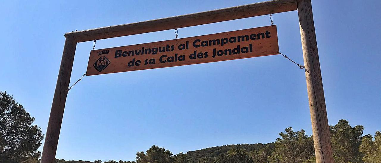 La entrada al campamento de es Jondal, donde hay 700 chicos de entre ocho y 17 años. | CONSELL DE EIVISSA