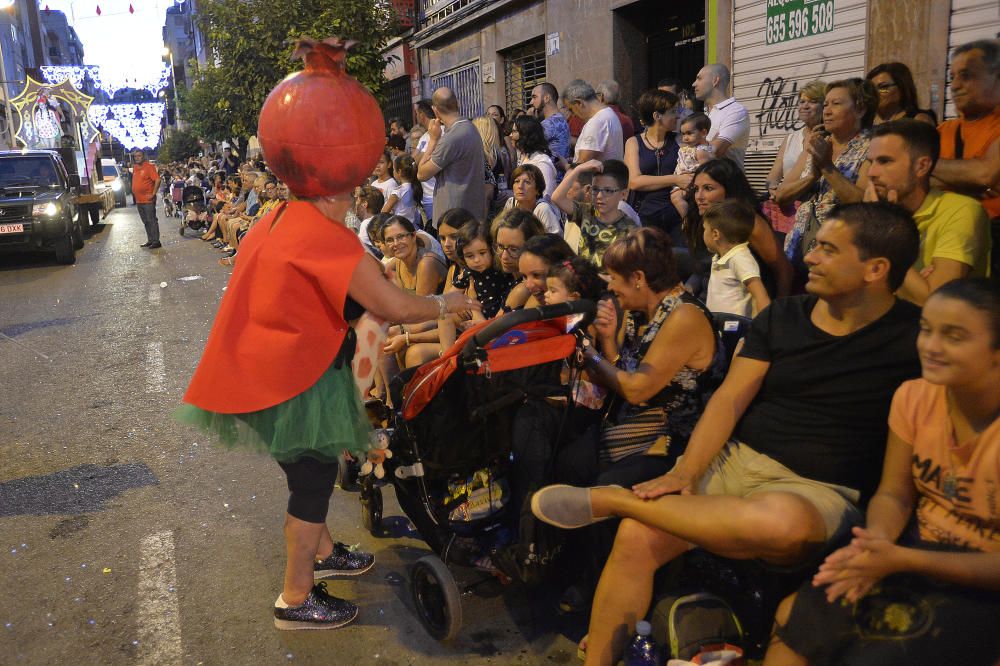 El popular desfile de la Gran Charanga en Elche reúne a más de 4.500 participantes