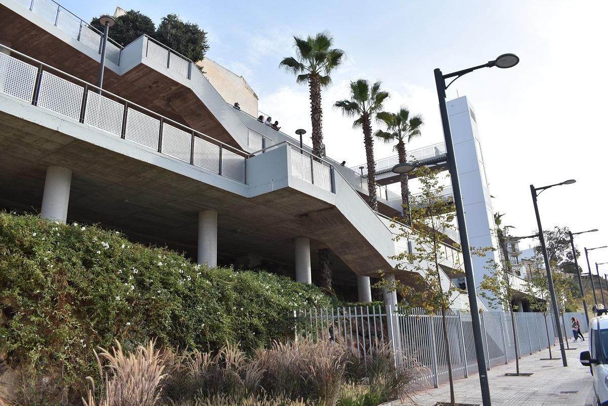 El mirador de Huertecilla salva un desnivel de 16 metros, a través de pasarelas peatonales y un ascensor público.