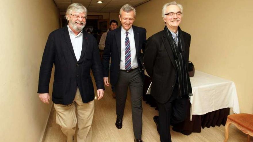 Alfonso Rueda, en el centro, ayer, en un acto con representantes de colegios profesionales. // FdV