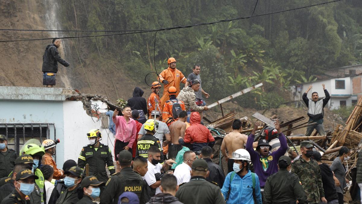 Personal de rescate en el lugar del deslizamiento de tierra en el centro de Colombia.