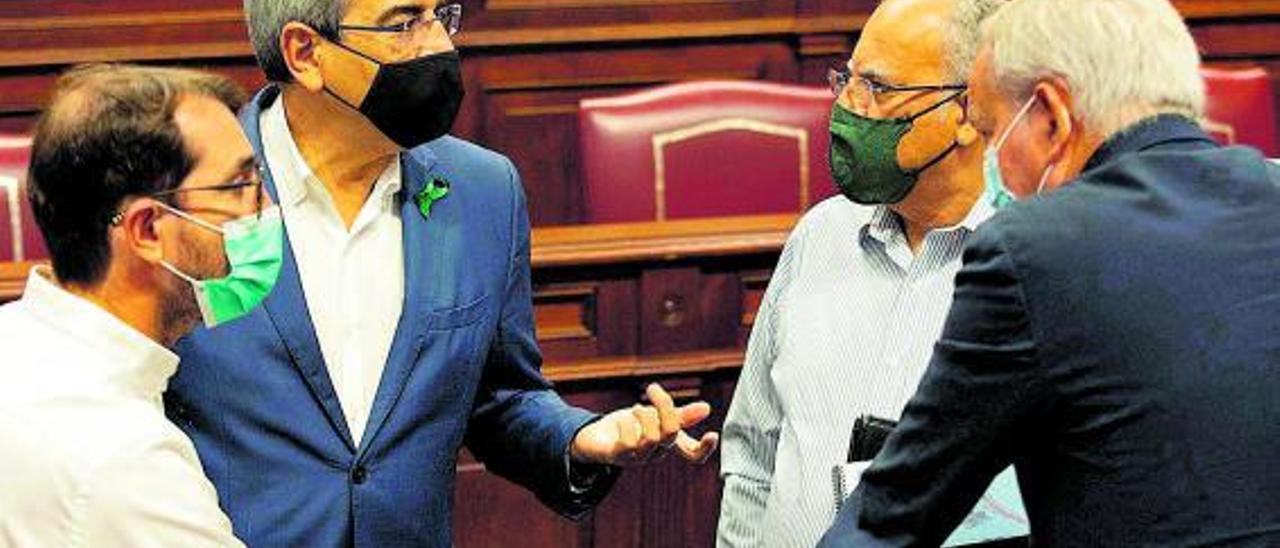 Olivera, Rodríguez, Curbelo y Franquis, en el Parlamento de Canarias. | | EFE