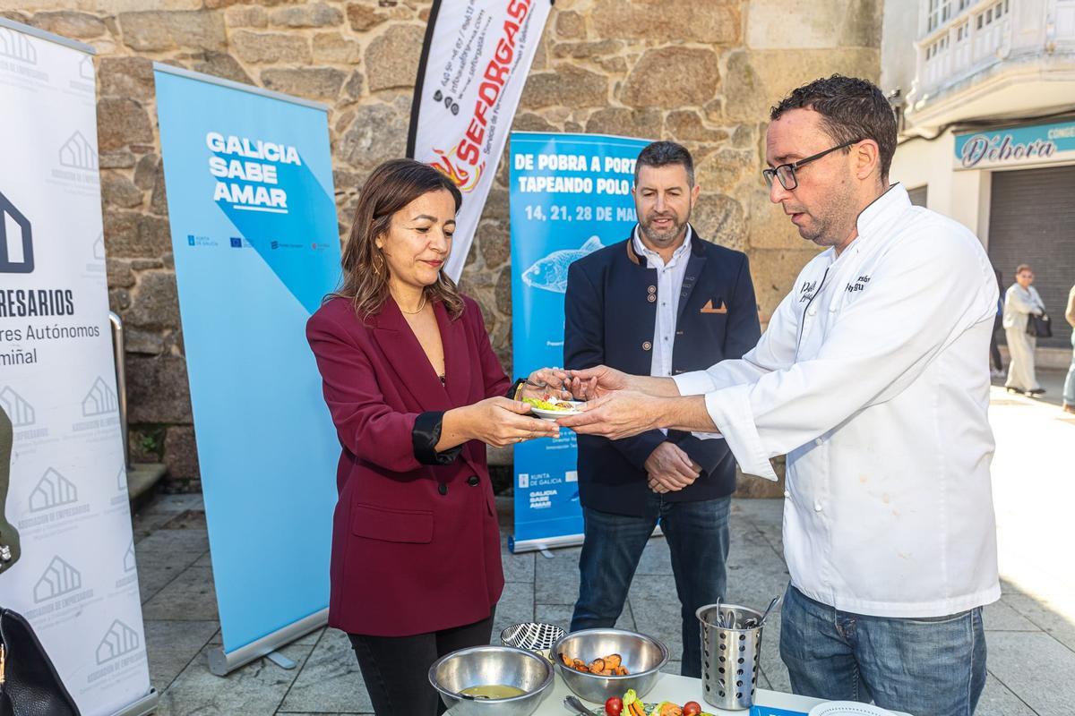 Marta Villaverde probando unha das tapas elaboradas na Pobra.