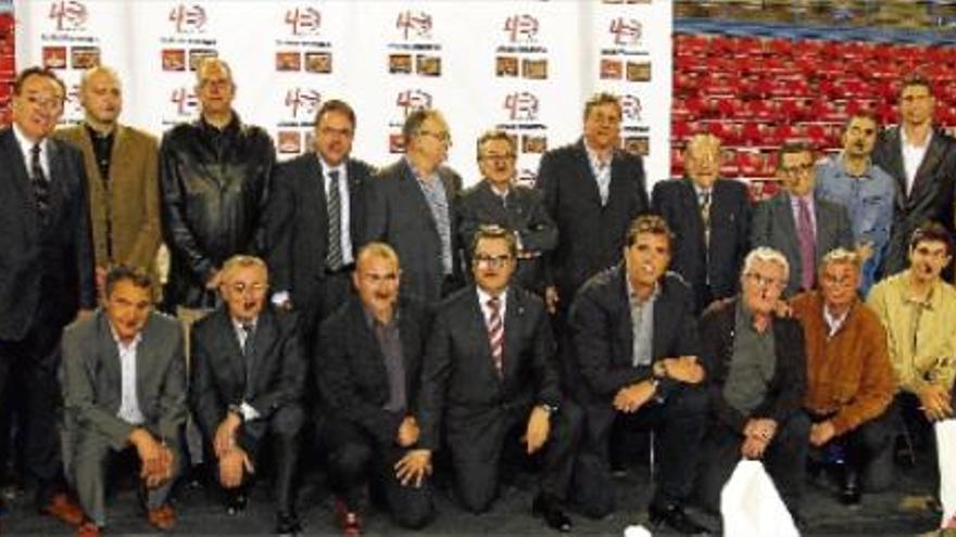 Jugadors, entrenadors i presidents de totes les èpoques del club es van reunir en una foto de grup a la pista del Nou Congost, escenari del sopar del quarantè aniversari