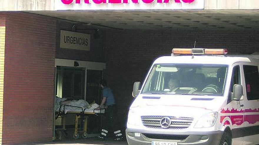 Uno de los pacientes trasladados de vuelta, ayer por la tarde, al Hospital de Arriondas.