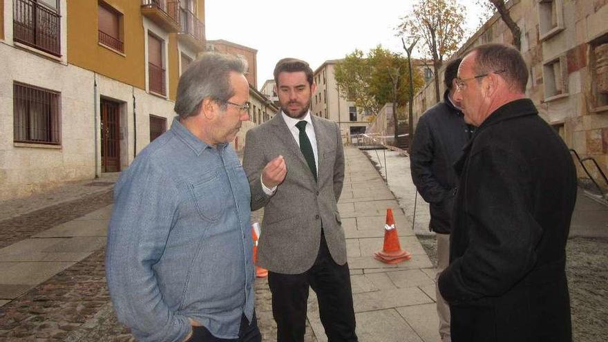 Francisco Guarido, el concejal de Seguridad Ciudadana y el jefe de la Policía Local visitan la zona.