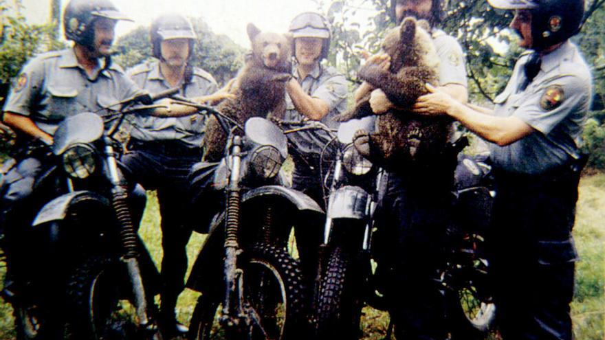 Los guardias civiles del Seprona, junto a Tola y Paca tras su rescate en 1989.