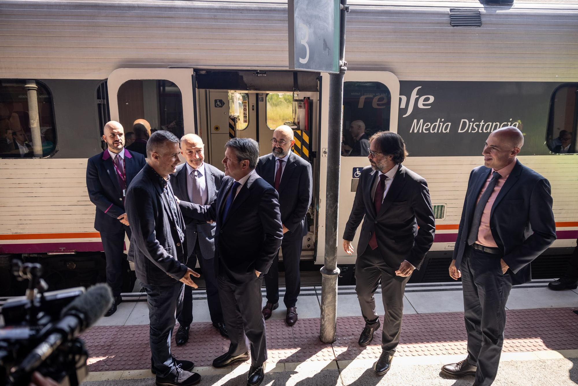 En imágenes | Así ha sido el viaje inaugural del Canfranero en su vuelta a la actividad tras las obras de remodelación de la línea