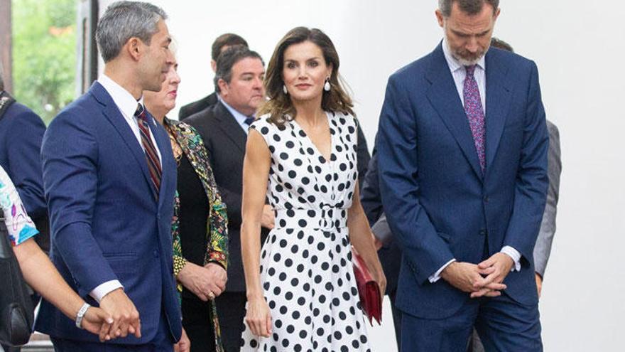 La Reina Letizia con un vestido de lunares