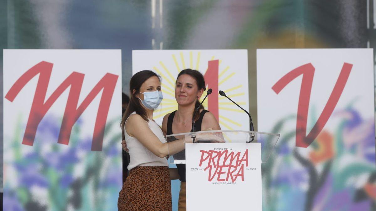 Irene Montero e Ione Belarra se abrazan durante el acto celebrado en València.