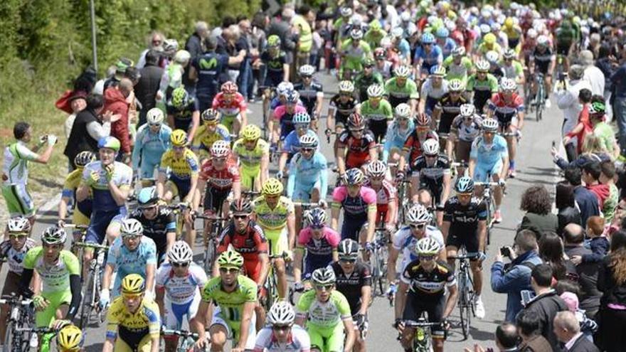 Una brutal caída masiva elimina a Purito de la general del Giro