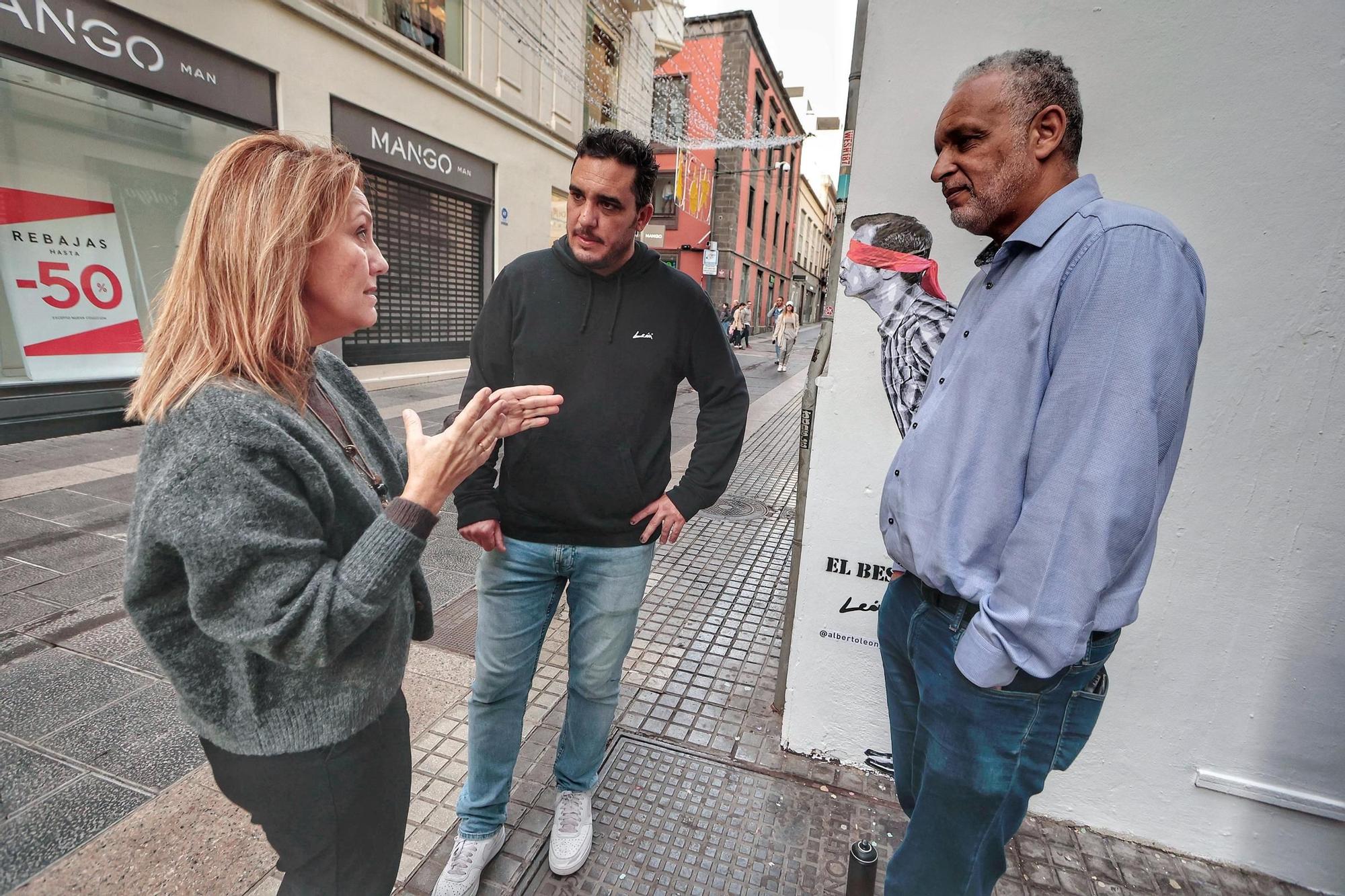 Alberto León pinta 'su beso' en la calle del Castillo