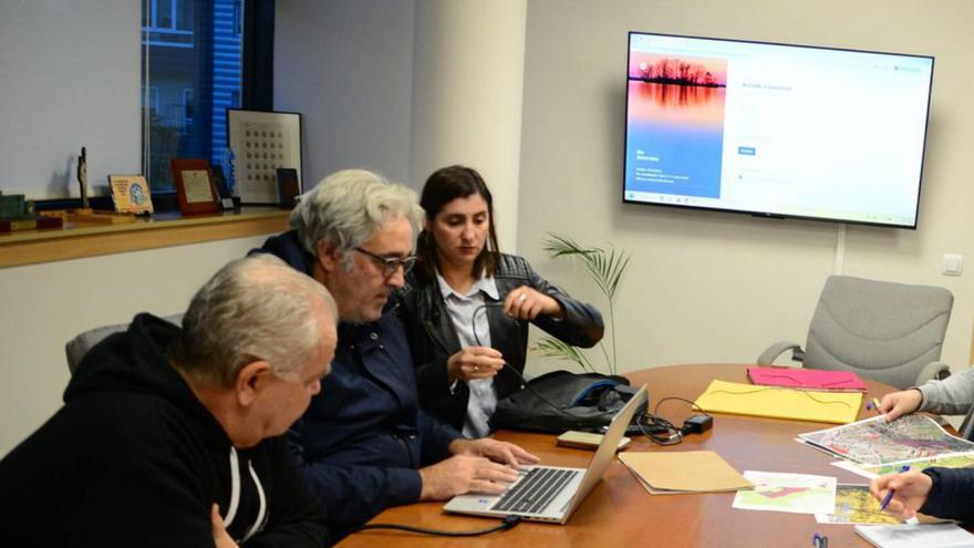 Melón, con el arquitecto técnico y la alcaldesa. |  G.N.