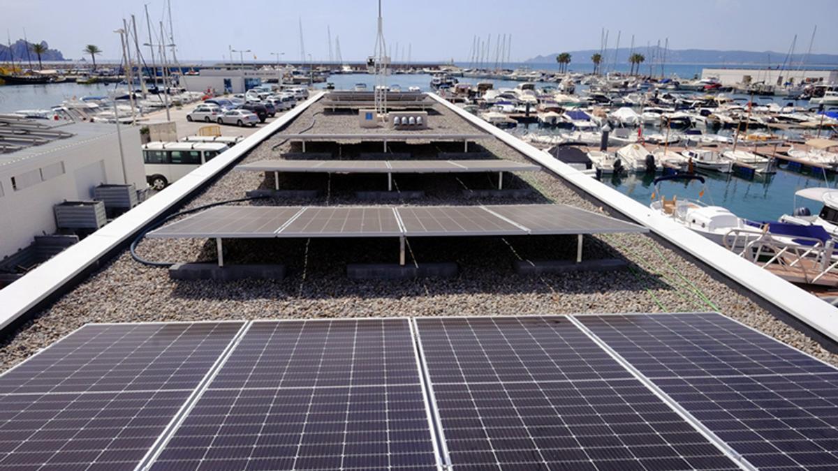 El sostre d'un dels edificis del port nàutic de l'Estartit, ple de plaques solars per garantir l'autoconsum