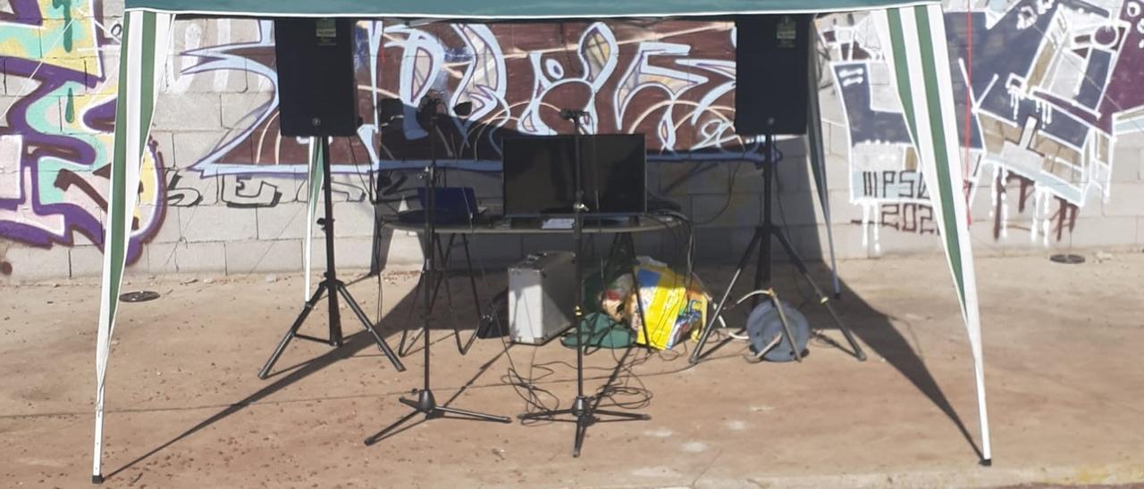 Carpa con ordenadores y equipos de reproducción de música para la celebración de una fiesta en la Mesa Mota el fin de semana.