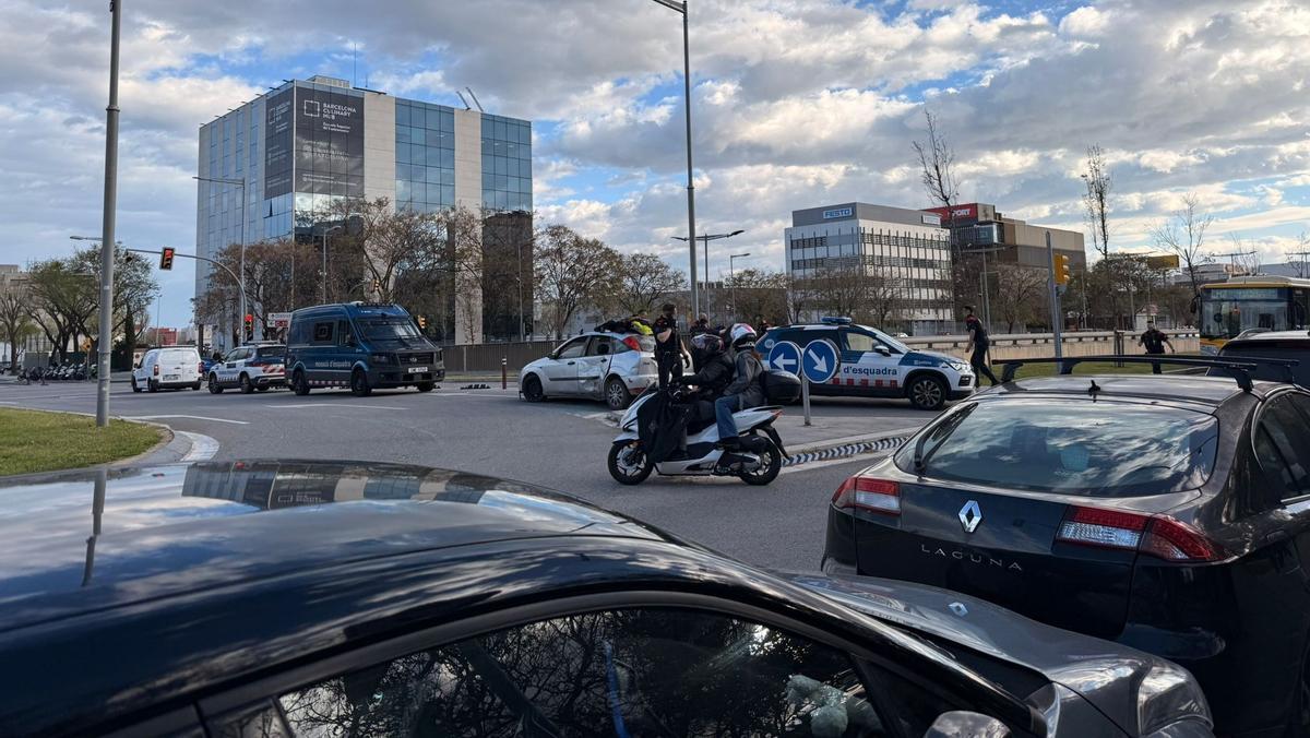 Los Mossos detienen un vehículo en la Granvia de L'Hospitalet que se había dado a la fuga.