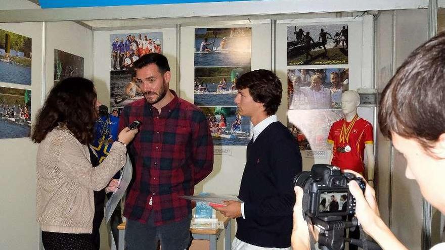 Saúl Craviotto es entrevistado por alumnos del IES Sánchez Lastra de Mieres en la Feria del Deporte.