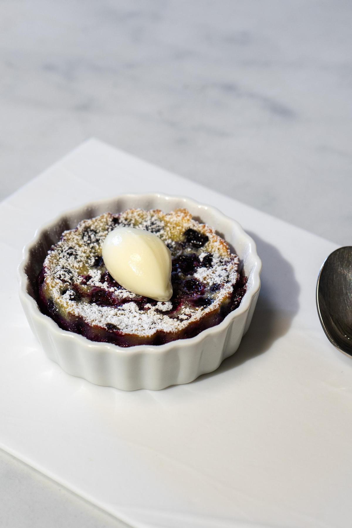 Clafoutis de arándanos rojos de La Pela elaborado por la familia Roca.