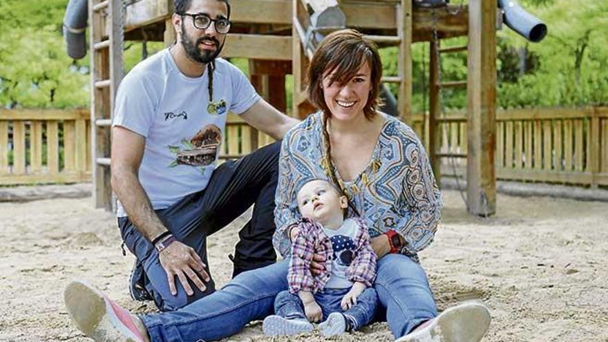 Magdalena Fornés y Borja Arroyo con su hijo Orión en el parc de ses Fonts donde suelen ir a pesar de no estar adaptado.