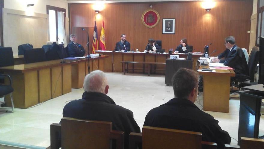 Los dos acusados, ayer durante el juicio en la Audiencia.