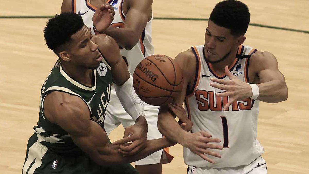 Antetokounmpo pelea por una pelota con Booker