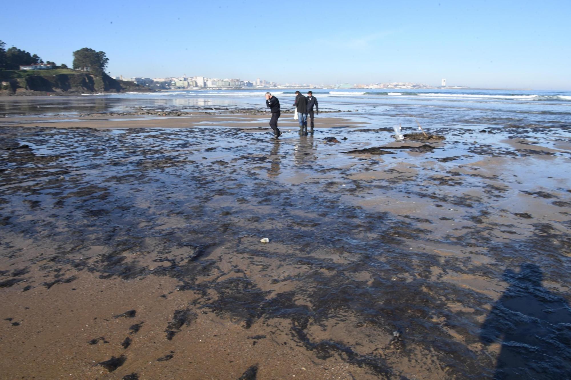 Los temporales dejan a la vista antiguos restos de fuel solidificados en la playa de Bastiagueiro