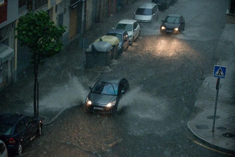 Una lluvia torrencial en Ourense deja el centro inundado. // FdV | Brais Lorenzo