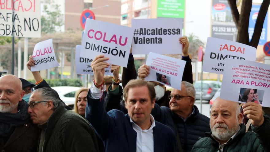 Tensión en la Ciutat de la Justícia entre partidarios y detractores de Ada Colau