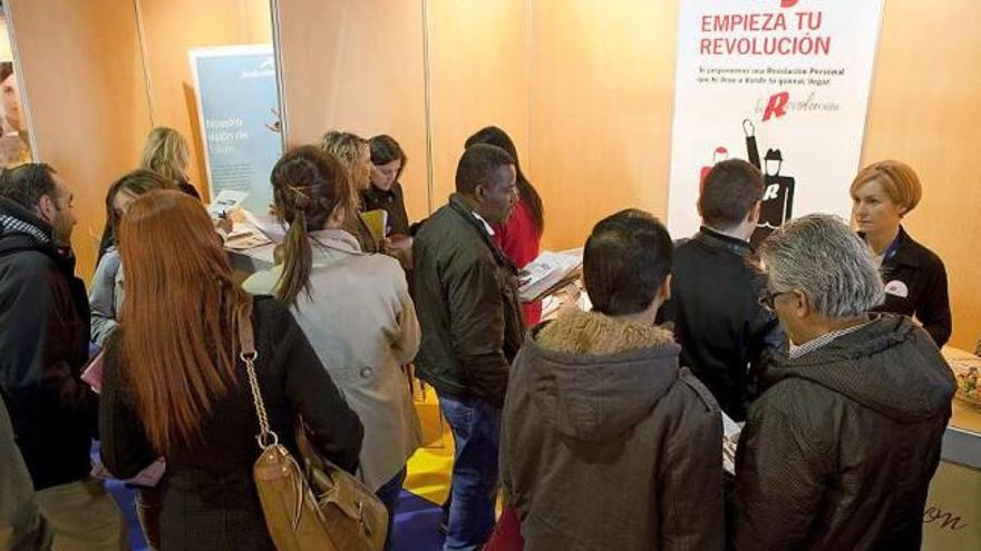 Colas en uno de los stands del Foro de Empleo universitario, ayer, en Gijón.