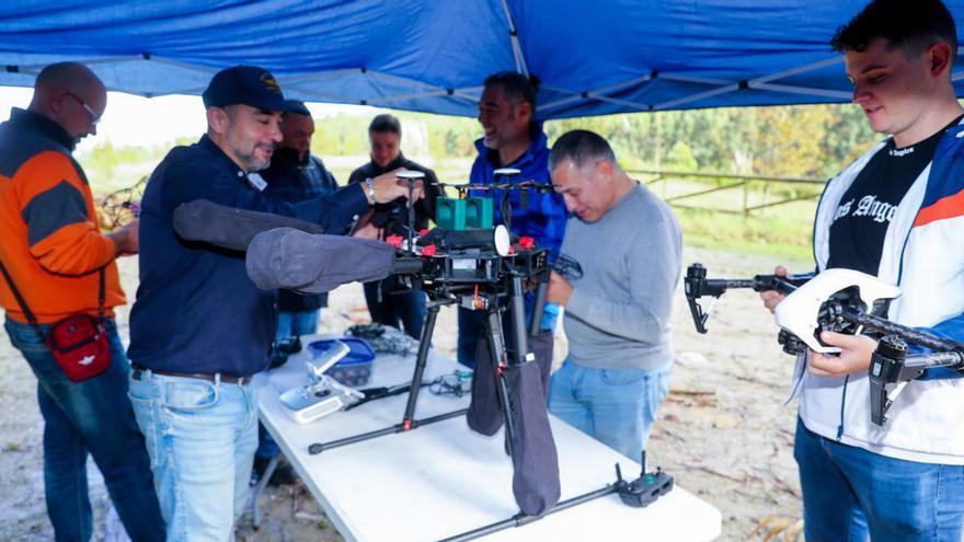 Los alumnos del curso de manejo de drones practican en Pinar do Rei