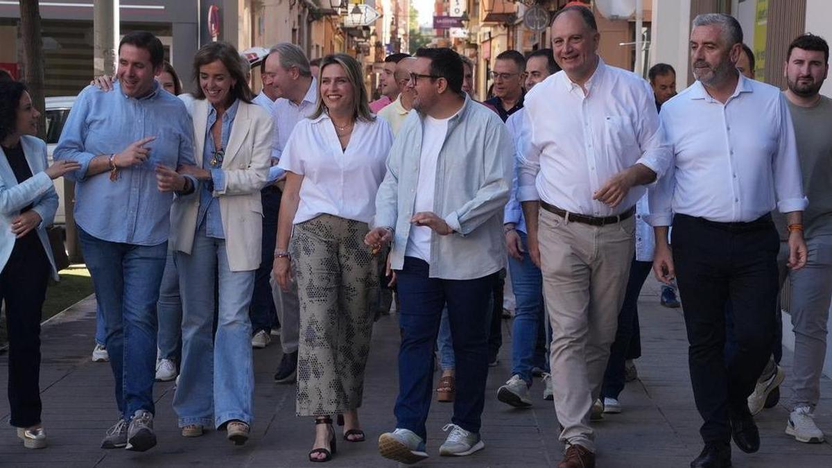 Marta Barrachina pasea junto al líder del PP en Vila-real, Adrián Casabó, y otros representantes populares en el paseo previo al almuerzo de las fiestas de Sant Pasqual de este viernes.
