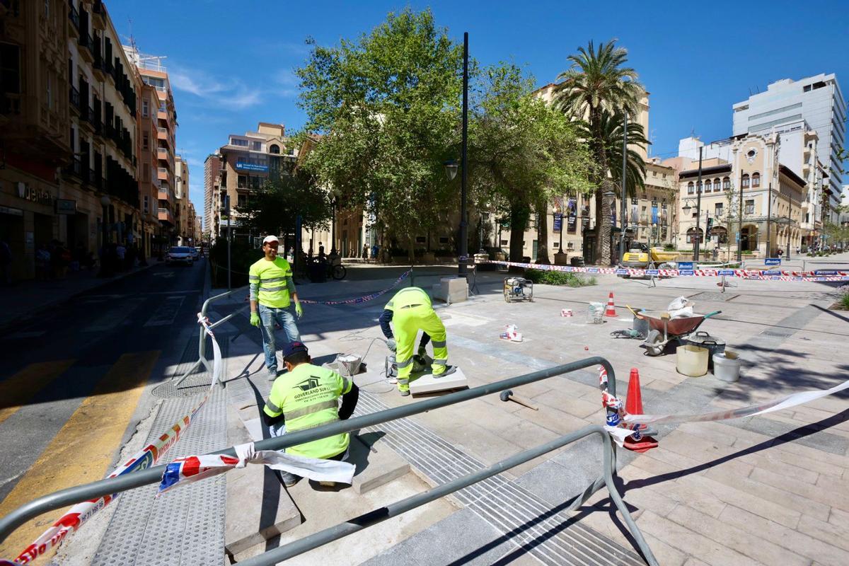 Los operarios reponen piezas completas del pavimento este lunes.