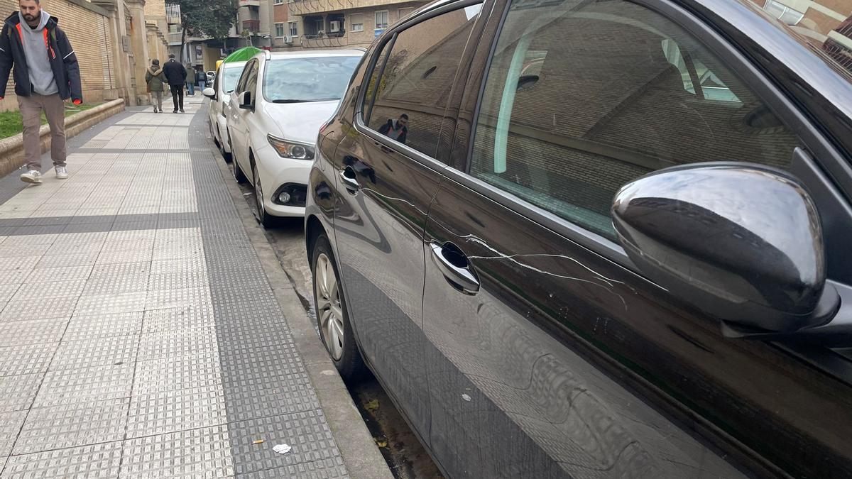 Uno de los coches rayados en Doctor Cerrada.