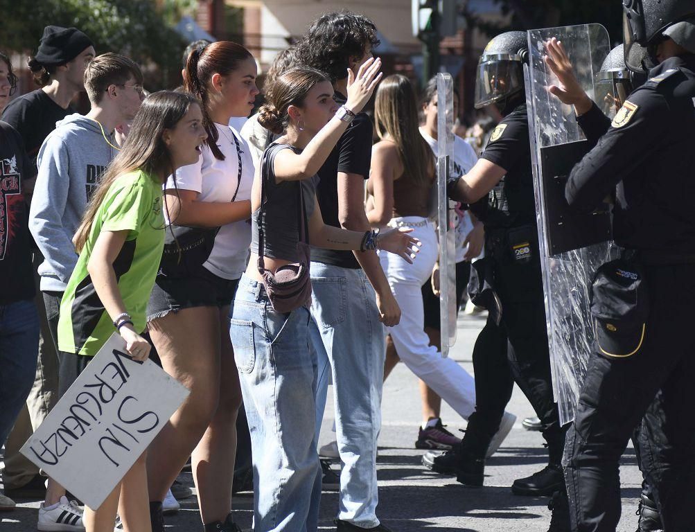 Todas las imágenes de la protesta por la Ebau y las cargas policiales junto a la Consejería de Educación