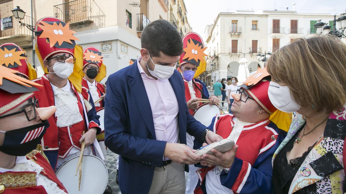 El Tio de la Porra de Gandia da la bienvenida a las fiestas