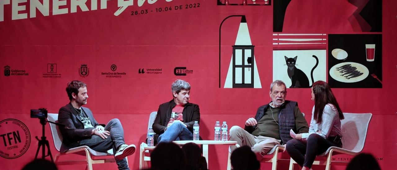 Los tres autores tras Carmen Mola ayer. | | MARÍA PISACA