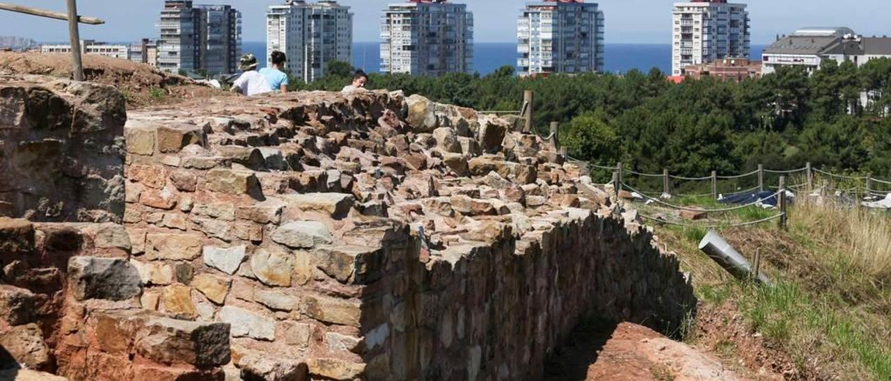 Restos del castillo de Gauzón, con edificios de Salinas al fondo.