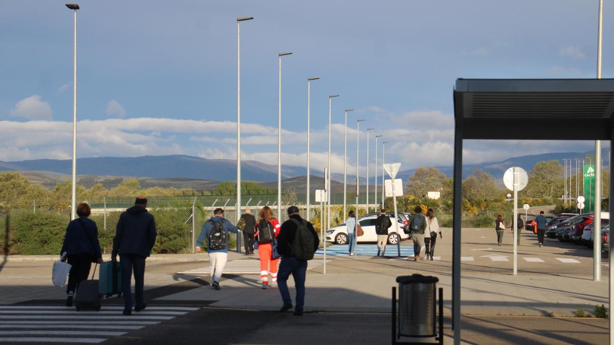 Viajeros esperan el AVE en la estación de Otero de Sanabria.