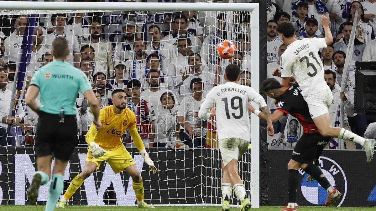 Jacobo remata sobre Copete para marcar el 2--1 definitivo para el Real Madrid.