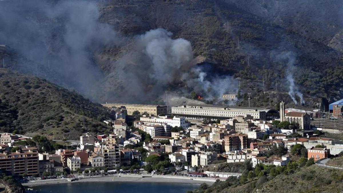 Incendio forestal que afecta a los municipios de Colera y Portbou (Girona), cerca de la frontera con Francia.