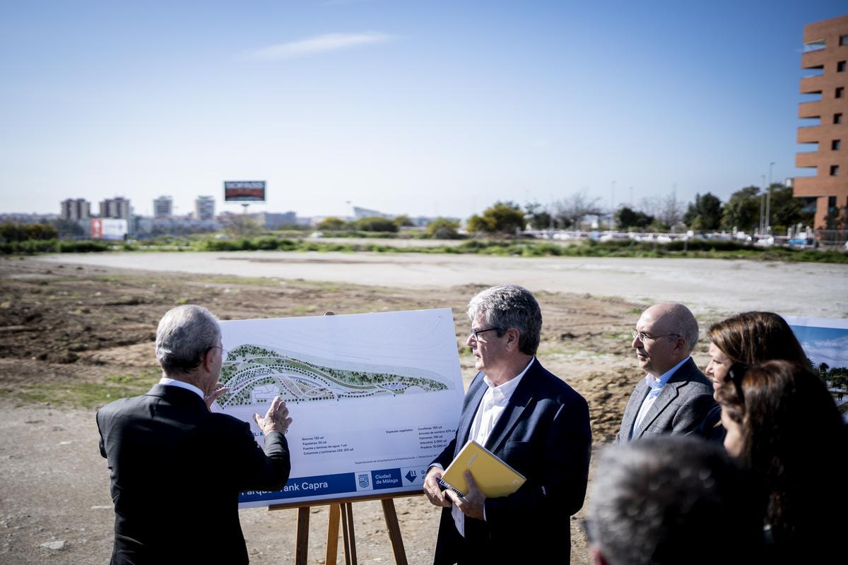 El alcalde de Málaga, Francisco de la Torre, junto al solar donde se ha empezado a construir el nuevo parque Frank Capra.