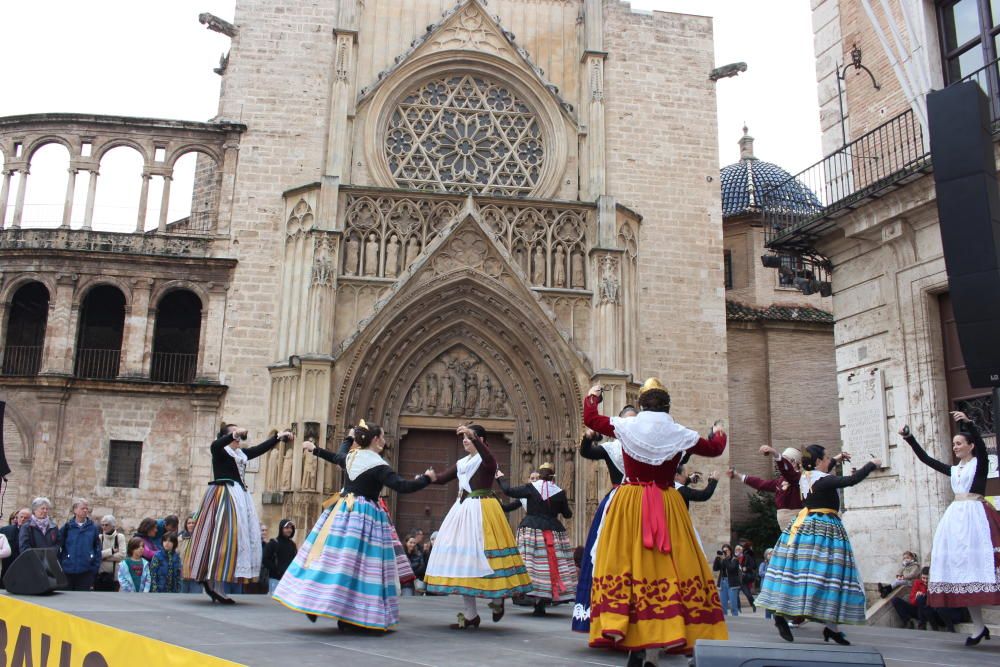 La Plaza de la Reina acogió el estreno de los Balls al Carrer