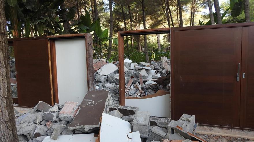 Urbanismo en Ibiza: así es Casa Lola llena de escombros