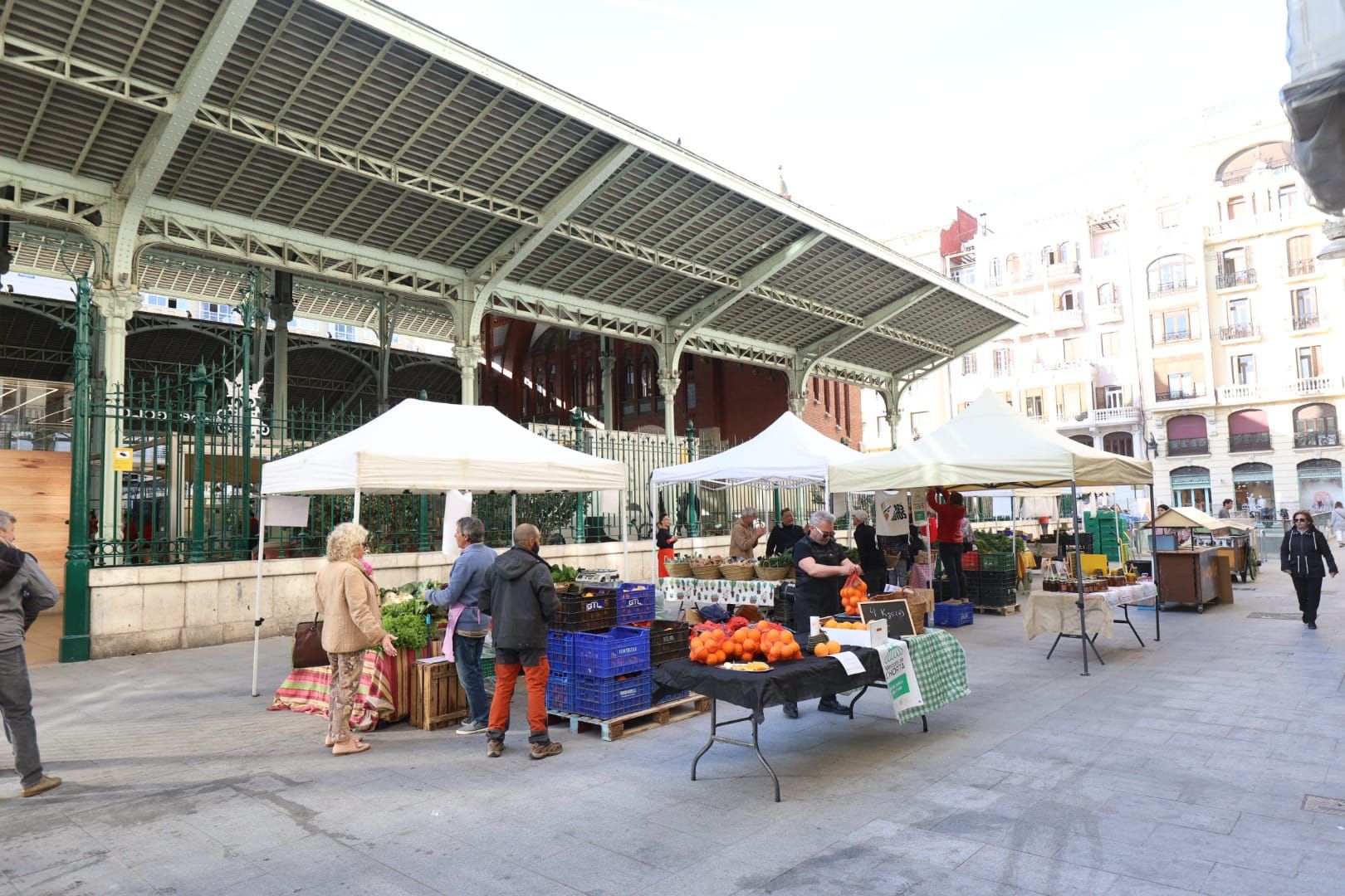 Se instala en el mercadillo de fruta y verdura en el Mercado de Colón