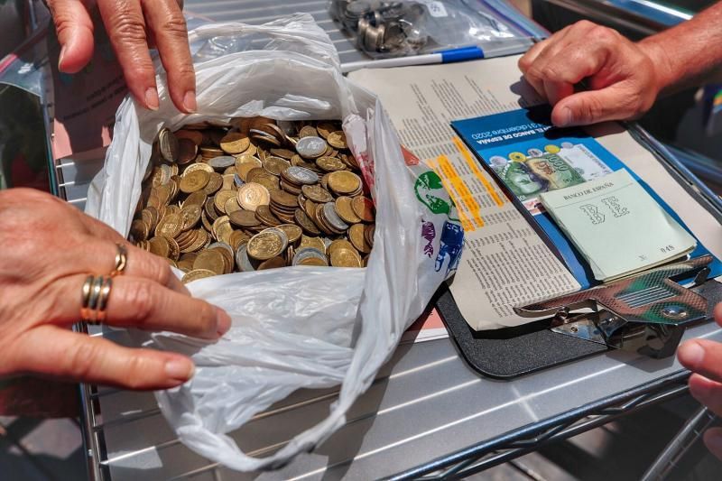 Colas en el Banco de España de Santa Cruz de Tenerife de gente cambiando las últimas pesetas