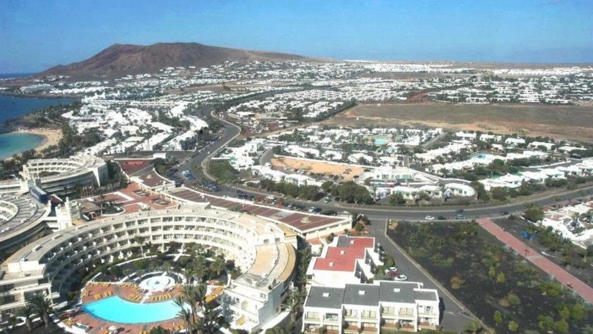 Vista aérea de la localidad turística de Playa Blanca, en el municipio de Yaiza