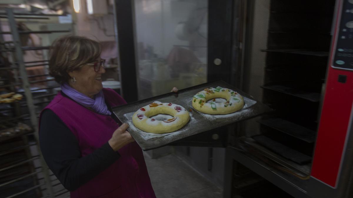 Una panadera, profesión en la que abundan los autónomos, introduce en el horno roscones de Reyes.